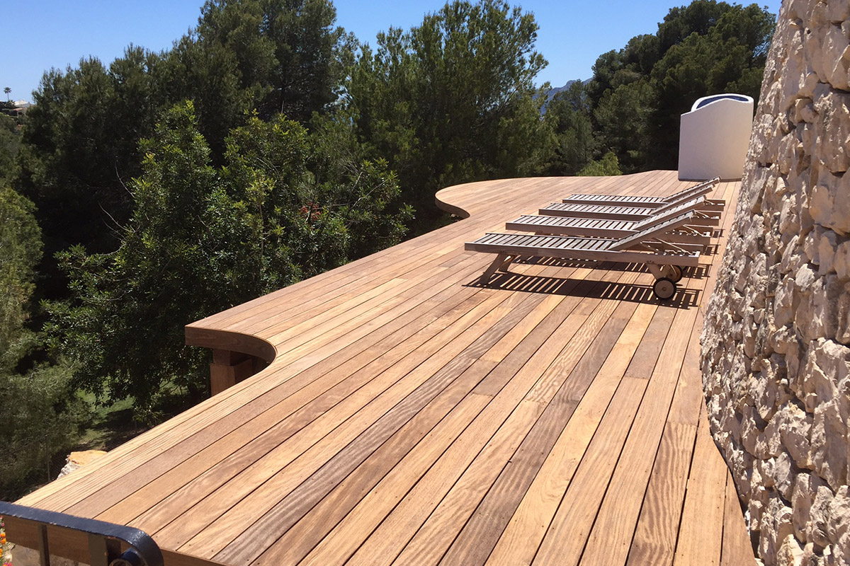 Terrasse en bois sur pilotis