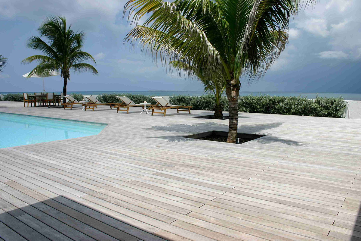 Piscine entourée d'une terrasse en bois